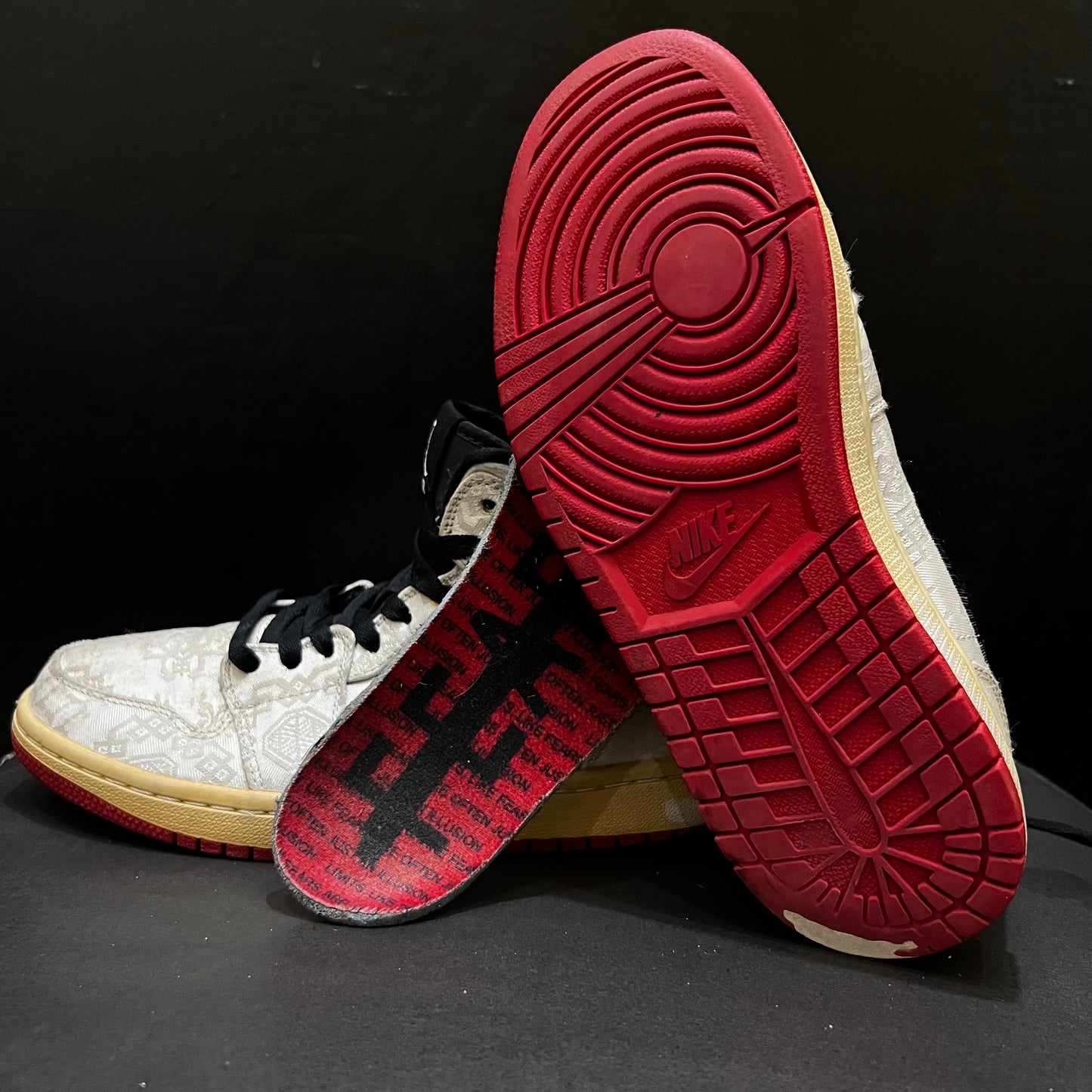 Jordan 1 Mid SE
Fearless Edison Chen CLOT ❤️
Size 6 Pak 🇵🇰