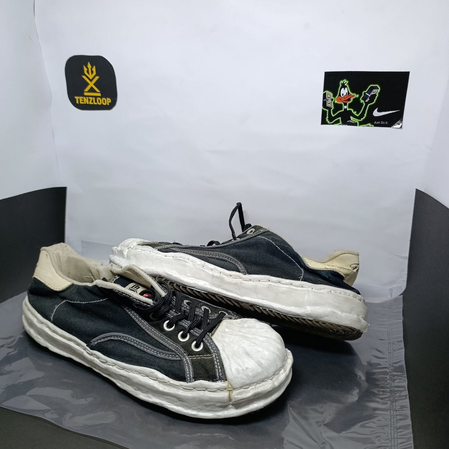 GN OG SOLE CANVAS LOW TOP SNEAKER π Size 7 π΅π°