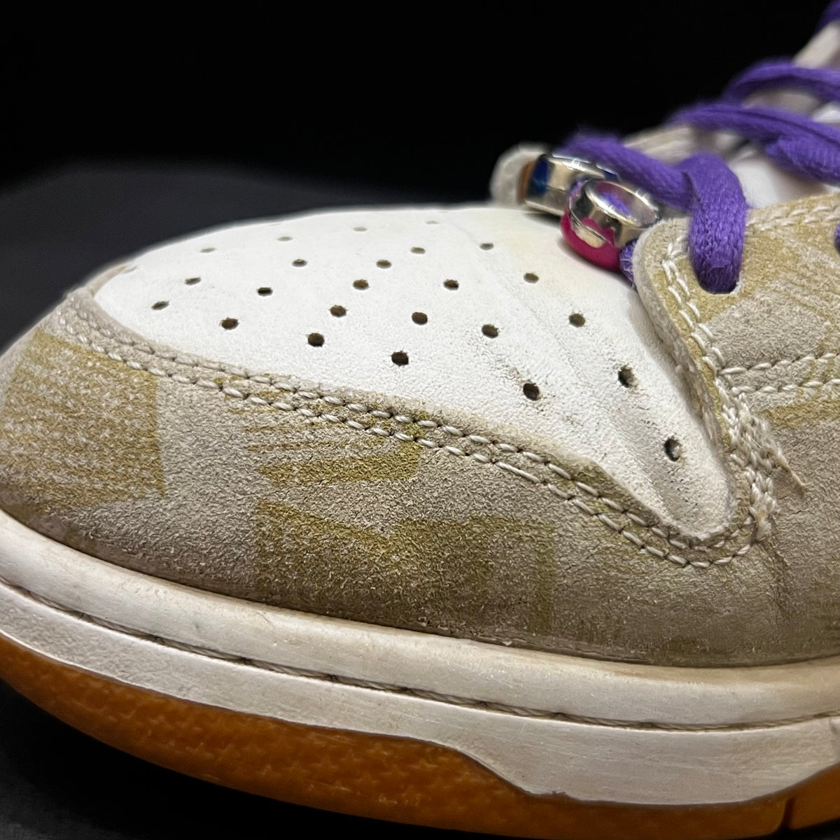 Nike SB Dunk Low
Pure Platinum and Vivid Purple 💜
Size 7 & 8 Pak 🇵🇰