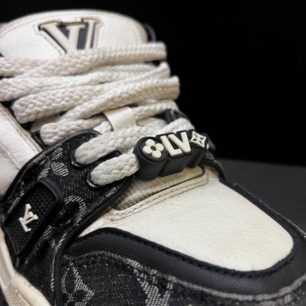 LV Trainer Sneaker 🌚 Size 9 & 10 Pak 🇵🇰