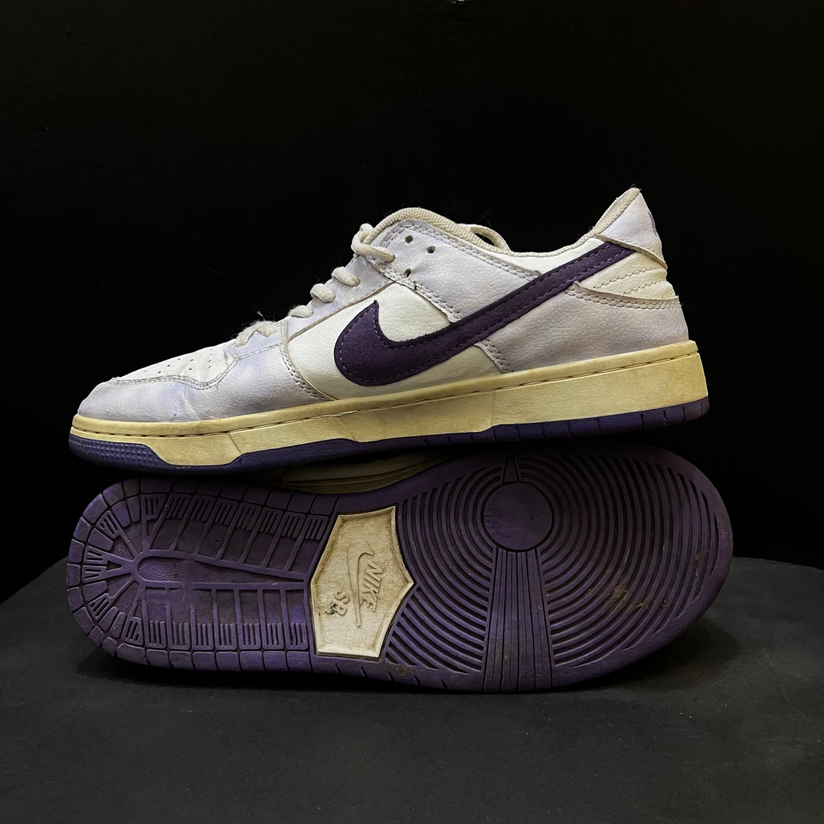 white and purple low-top Nike tennis 💜🤍 Size 9 & 10 Pak 🇵🇰