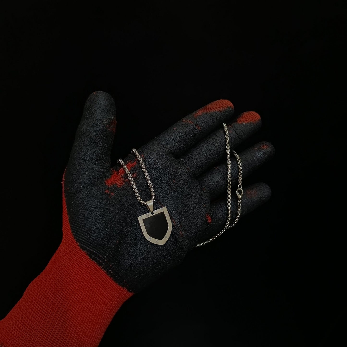 THE BLACK SHIELD Chain