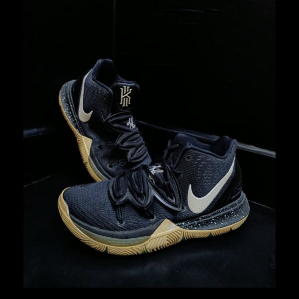 Nike Kyrie 5 Basketball 🔥
Size 6 & 7 🇵🇰 - Image 2