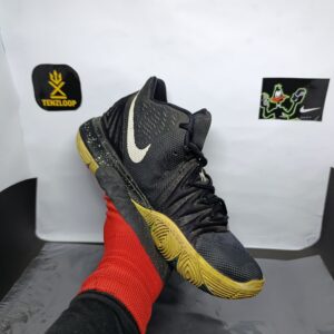 Nike Kyrie 5 Basketball 🔥
Size 6 & 7 🇵🇰