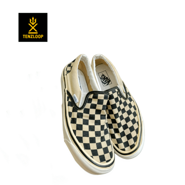 Vans Old School Check 💯
Size 7 & 7.5 Pak 🇵🇰
