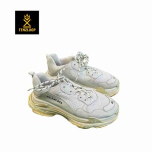 Balenciaga Triple S 🔥
Size 7 & 8 Pak 🇵🇰