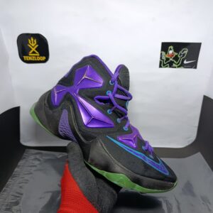 Sepatu Basket Nike Lebron 🔥
Size 9 & 10 Pak 🇵🇰